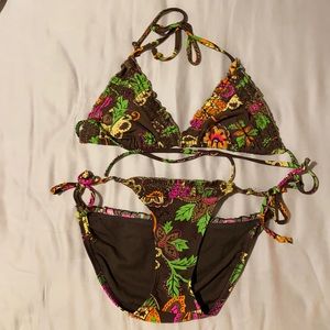 Tropical flower designed string bikini.